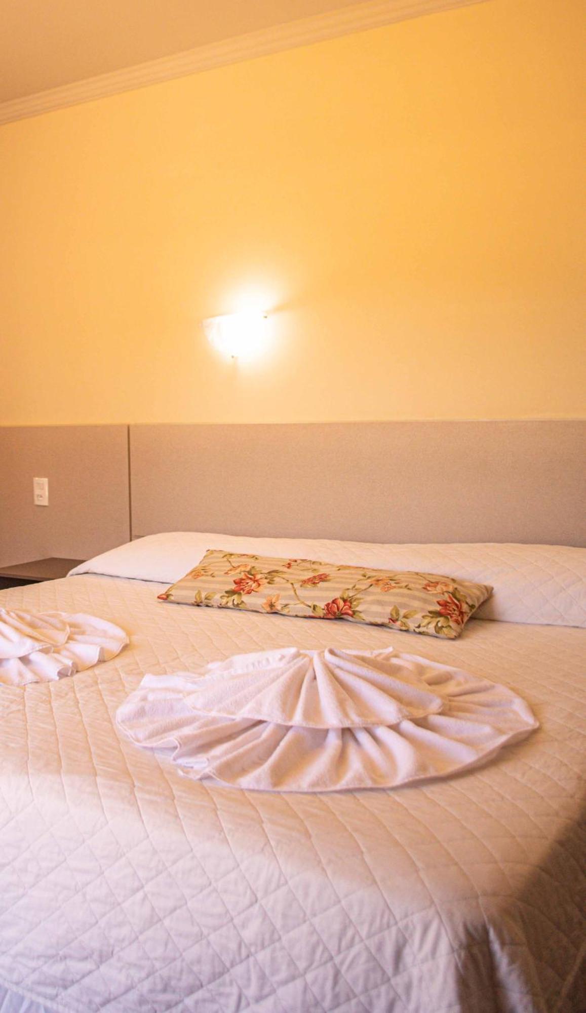 Quarto com Cama de Casal ou 2 de Solteiro